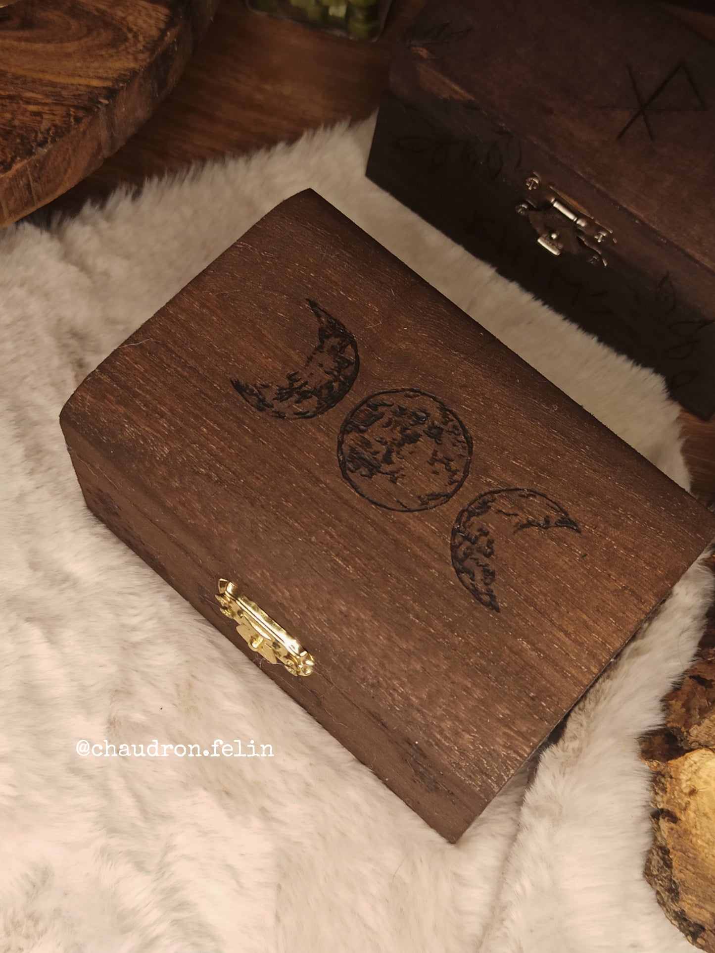 Coffret Runes Divinatoires avec Triple Lune et Cristal de roche