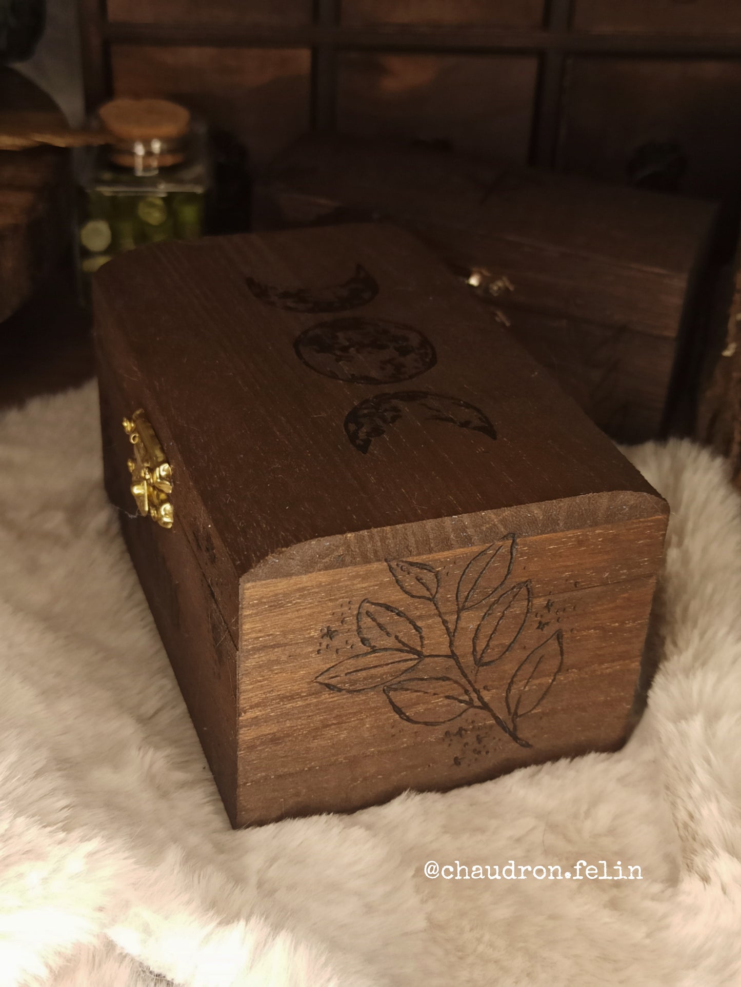 Coffret Runes Divinatoires avec Triple Lune et Cristal de roche