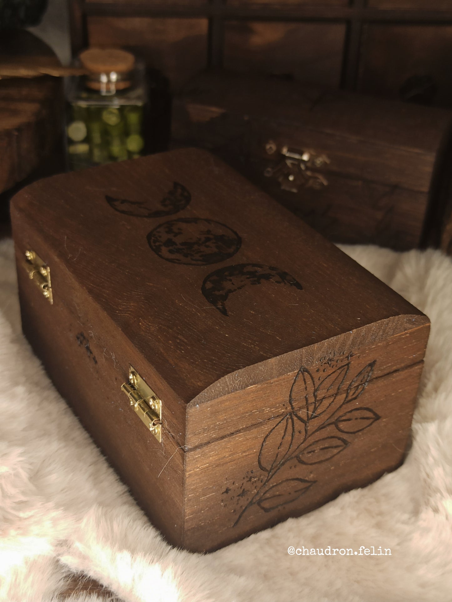 Coffret Runes Divinatoires avec Triple Lune et Cristal de roche