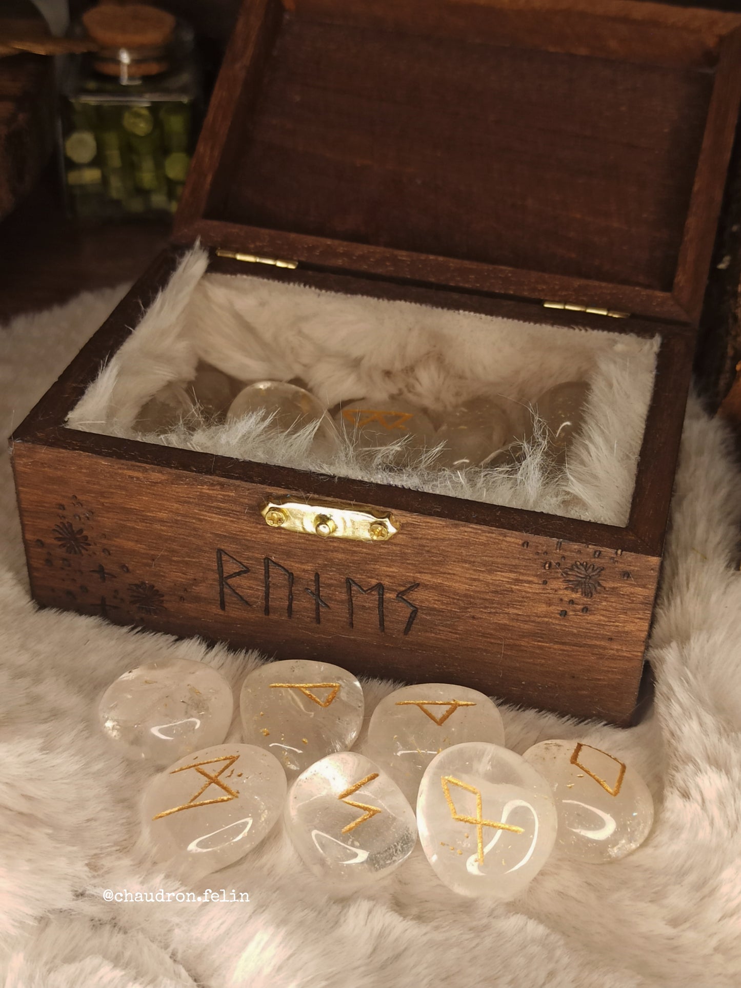 Coffret Runes Divinatoires avec Triple Lune et Cristal de roche