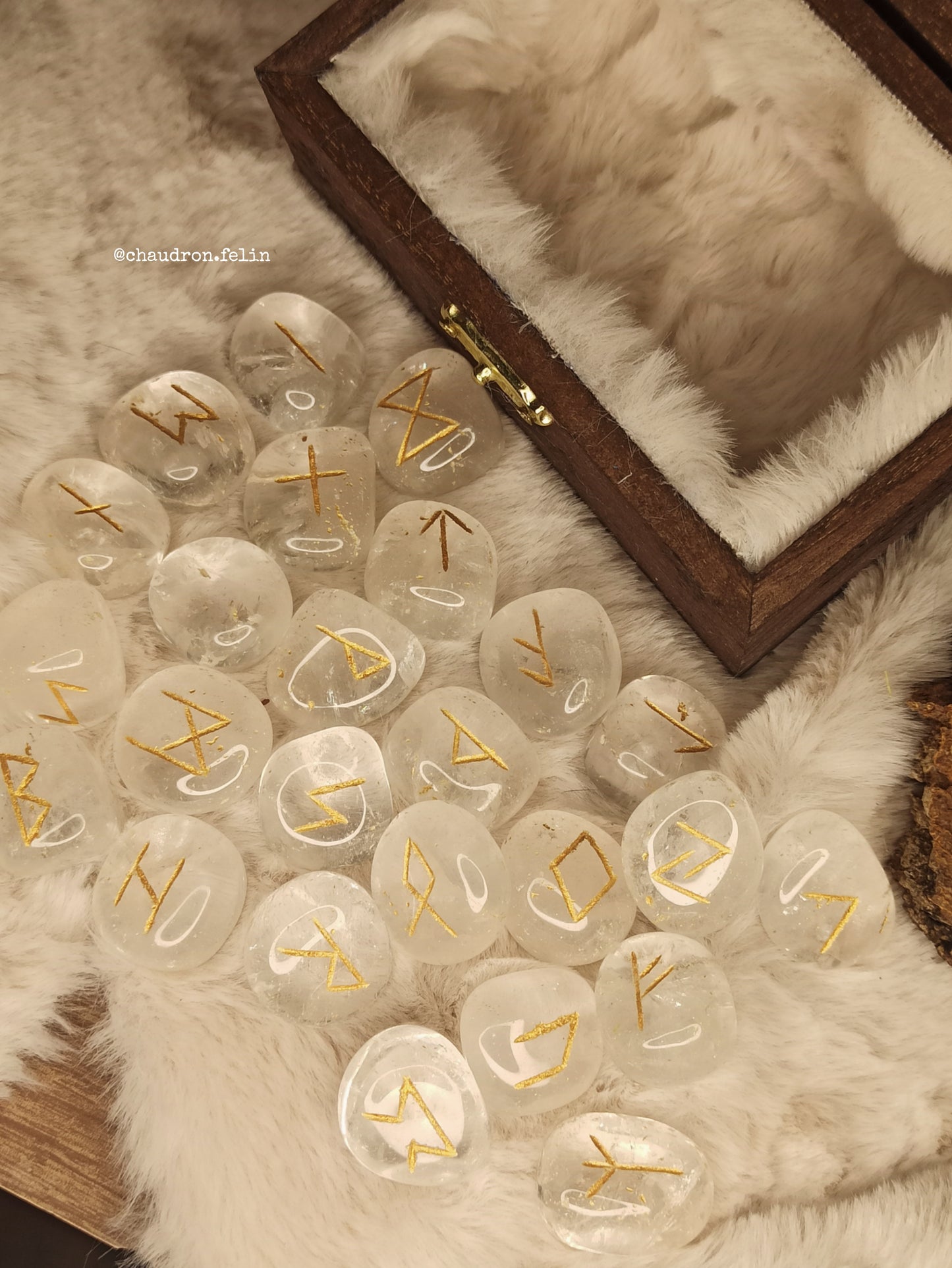 Coffret Runes Divinatoires avec Triple Lune et Cristal de roche
