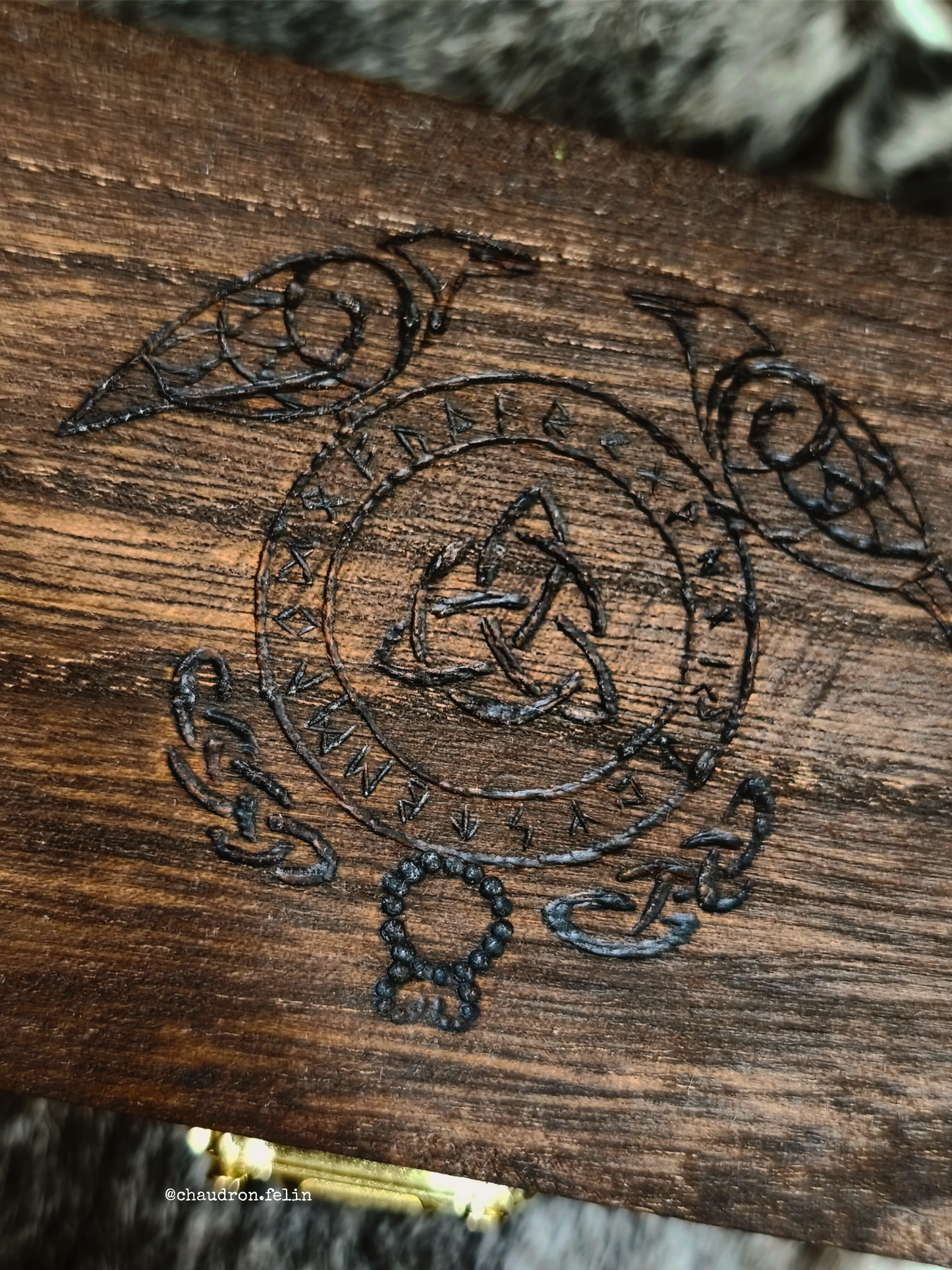 Coffret Runes Futhark Valknut et Agate Noire