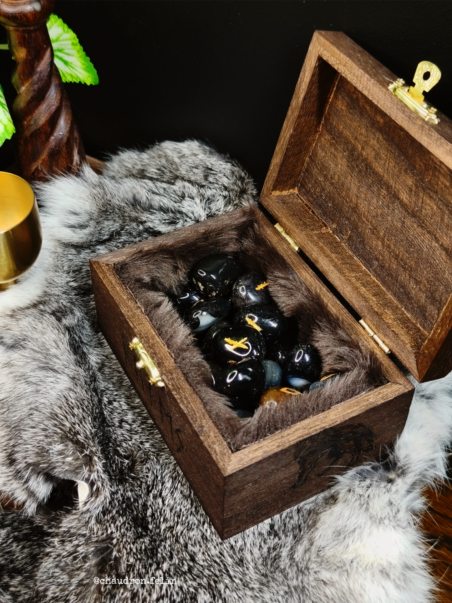 Coffret Runes Futhark Valknut et Agate Noire