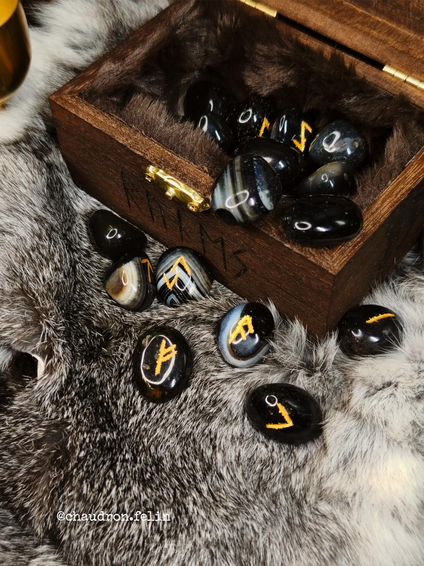 Coffret Runes Futhark Valknut et Agate Noire