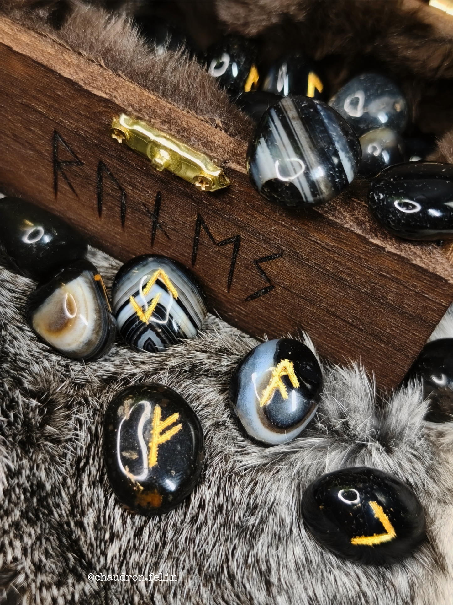 Coffret Runes Futhark Valknut et Agate Noire