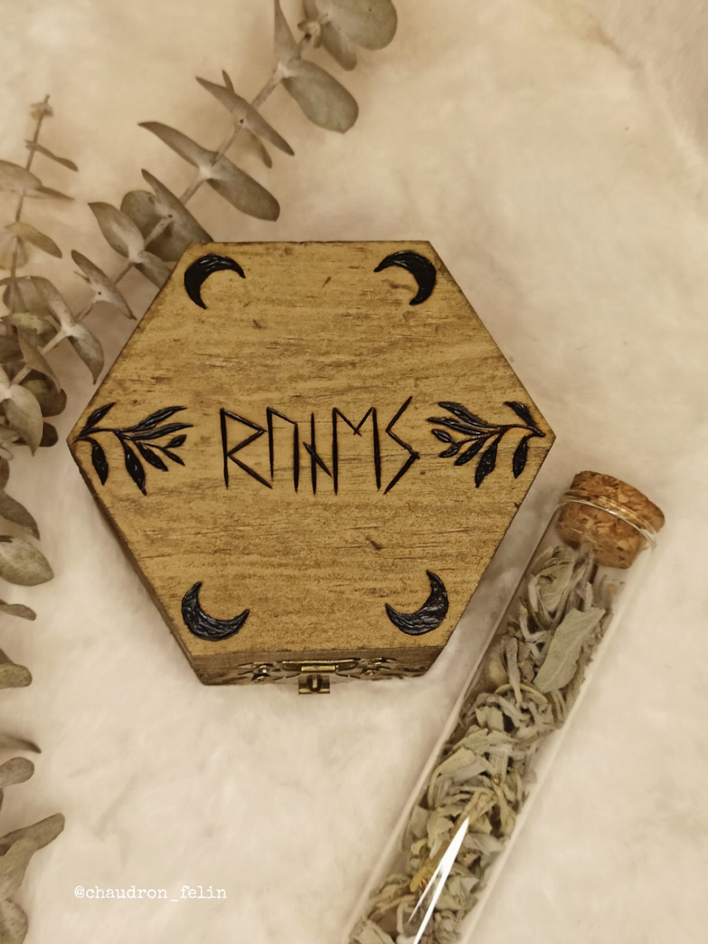 Coffret Runes Divinatoires Croissant de Lune et Aventurine Verte