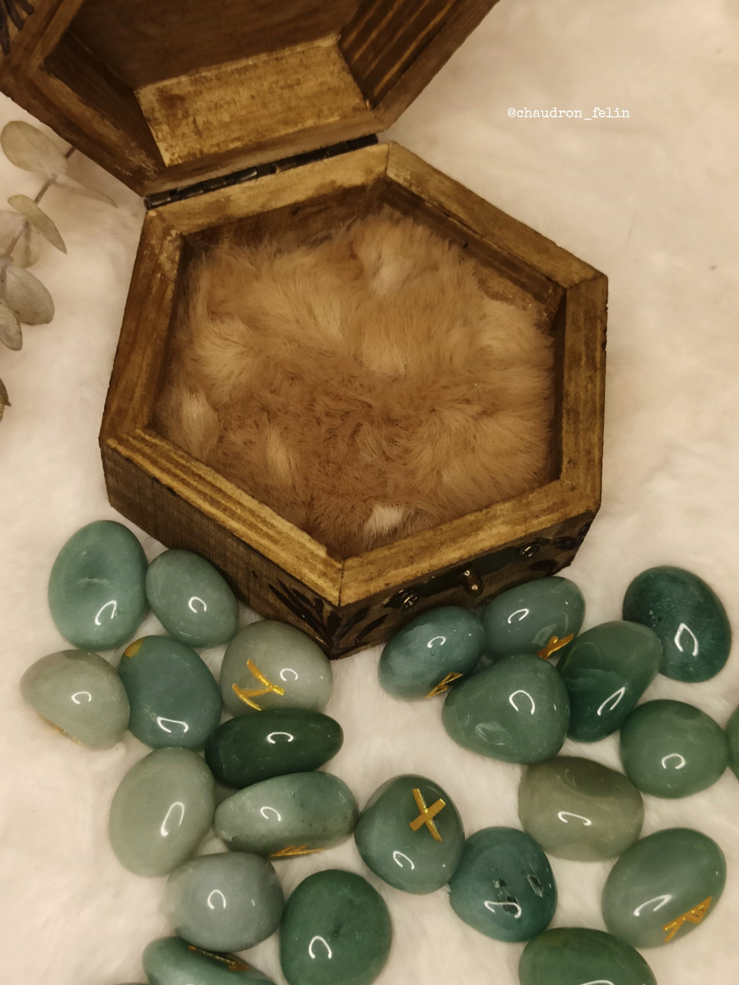 Coffret Runes Divinatoires Croissant de Lune et Aventurine Verte