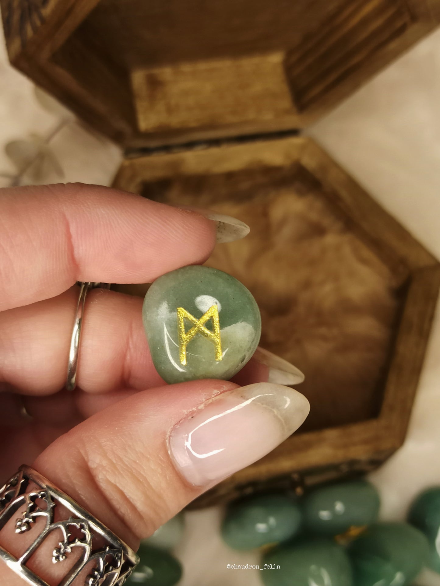 Coffret Runes Divinatoires Croissant de Lune et Aventurine Verte